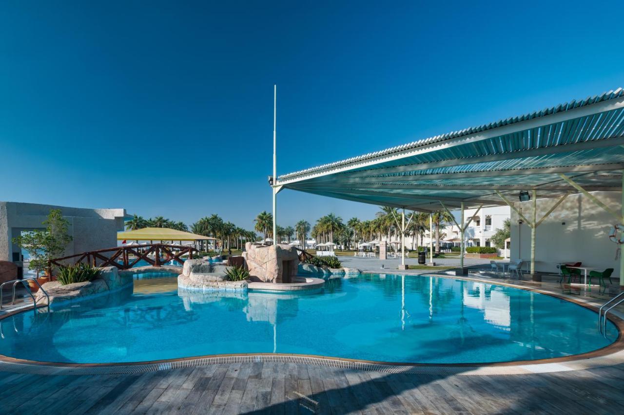 Sealine Beach, A Murwab Resort Musajid Zewnętrze zdjęcie The pool at the hotel