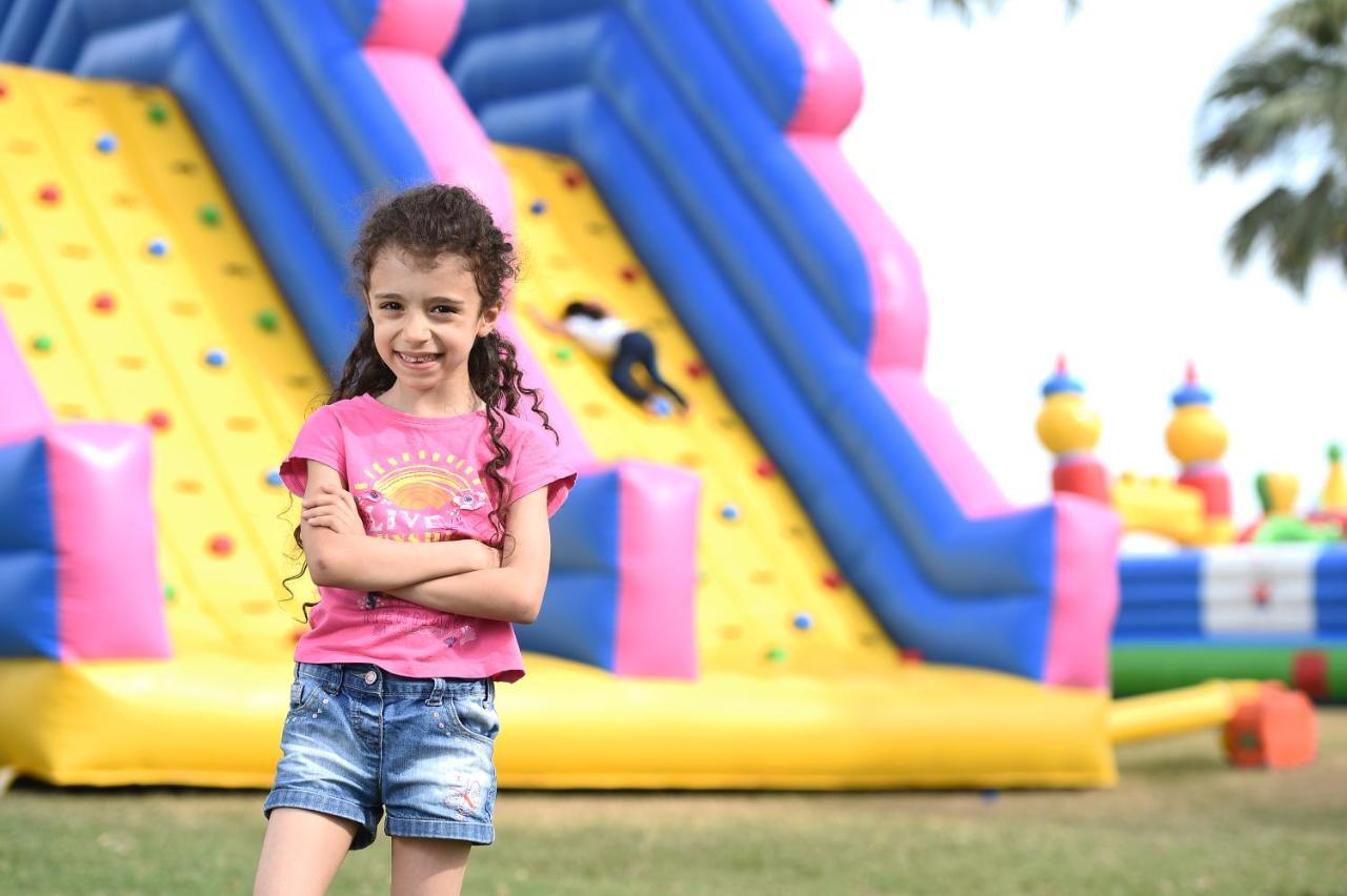 Sealine Beach, A Murwab Resort Musajid Zewnętrze zdjęcie A girl in front of a climbing wall