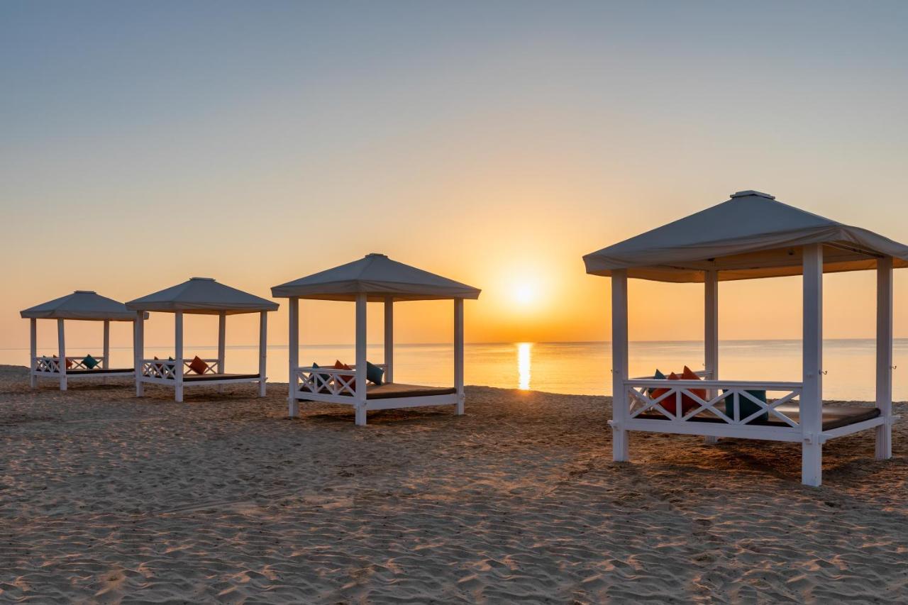 Sealine Beach, A Murwab Resort Musajid Zewnętrze zdjęcie Sunset at the beach