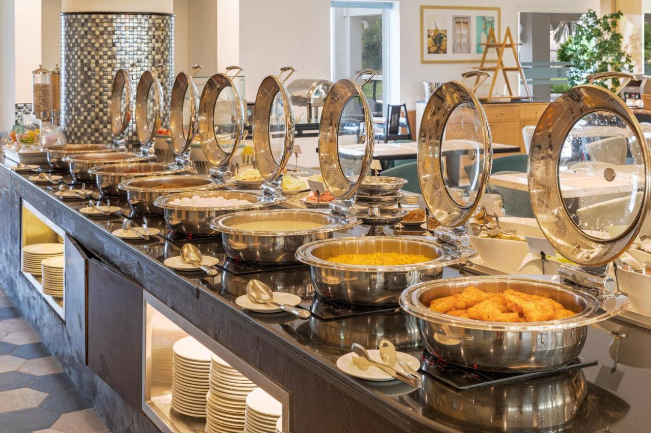 Sealine Beach, A Murwab Resort Musajid Zewnętrze zdjęcie A buffet at a hotel