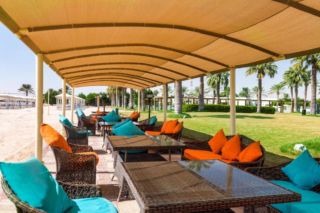 Sealine Beach, A Murwab Resort Musajid Zewnętrze zdjęcie The beach at the resort