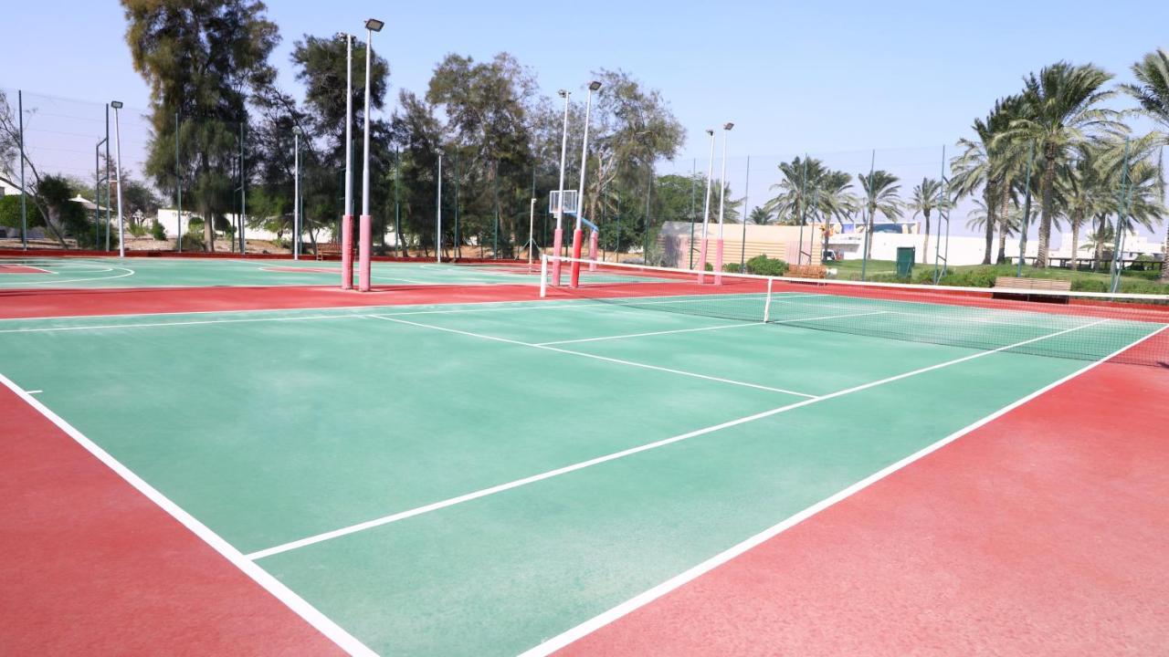 Sealine Beach, A Murwab Resort Musajid Zewnętrze zdjęcie Tennis courts at the club