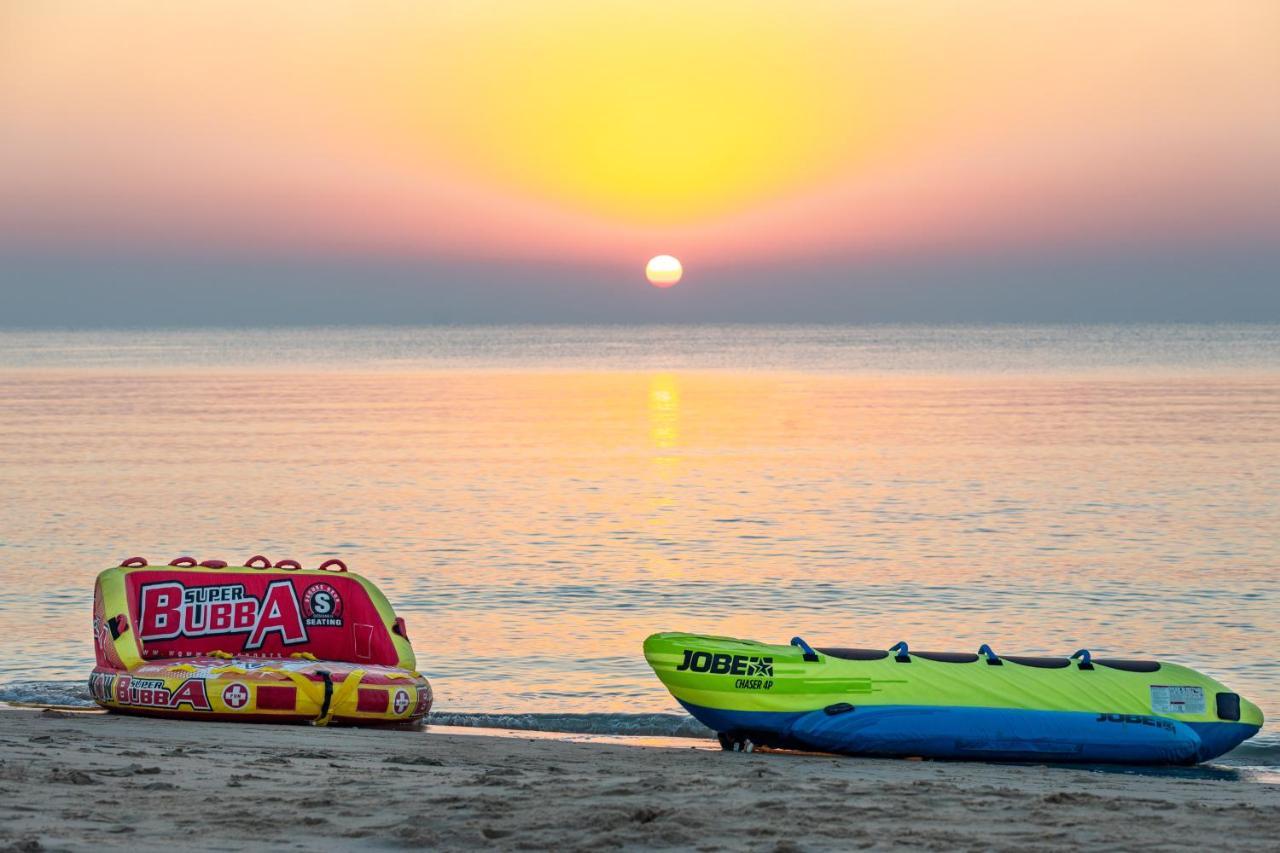 Sealine Beach, A Murwab Resort Musajid Zewnętrze zdjęcie Sunset at the beach