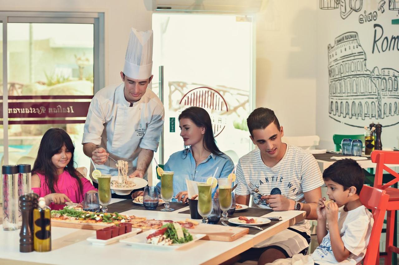 Sealine Beach, A Murwab Resort Musajid Zewnętrze zdjęcie Family dining at a restaurant